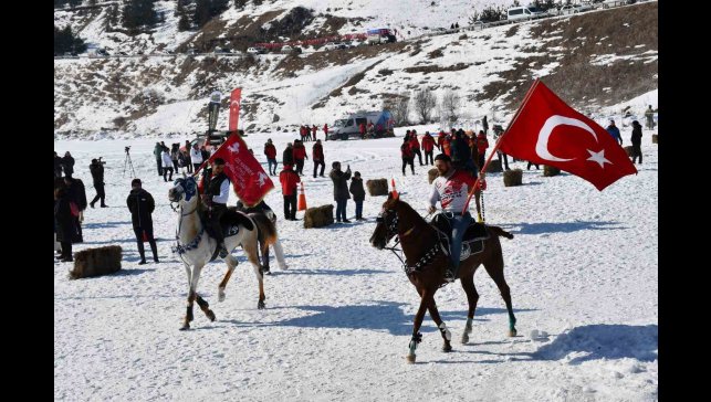 Çıldır Gölü "Altın At Kristal Buz Festivali" ile şenlendi