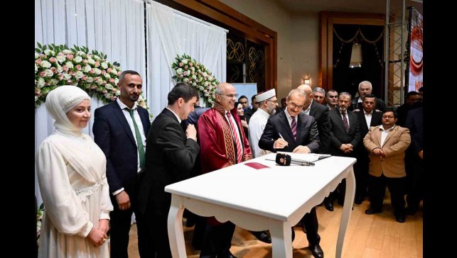 -Malatya'da 100 çift, toplu nikah töreniyle dünyaevine girdi