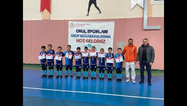 Hamur Adımova Ortaokulu voleybol takımı bölge şampiyonu oldu