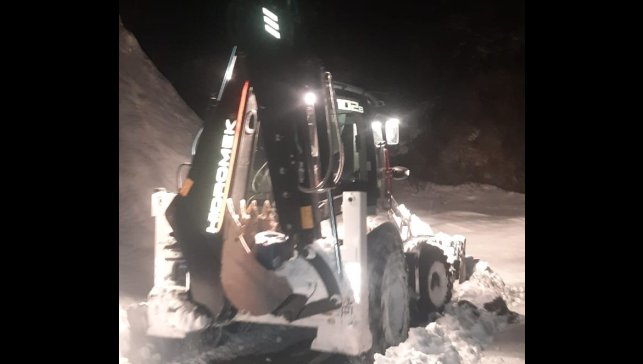 Pürtüge'de kardan kapanan yollar açılıyor
