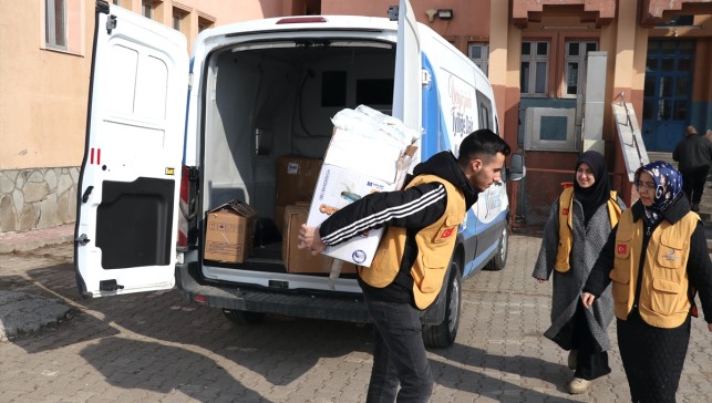 İstanbul'daki öğrencilerden Ağrılı köy çocuklarına yardım