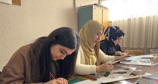 Ağrılı kadınlar kağıt rölyef sanatıyla hem sosyalleşiyor hem kazanıyor