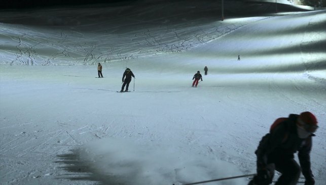 Hakkari'de gece kayağının başladığı merkez konuklarını bekliyor