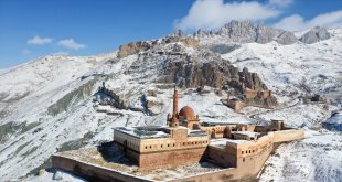 Karla kaplı İshak Paşa Sarayı gün batımı manzarasıyla fotoğrafçıları çekiyor