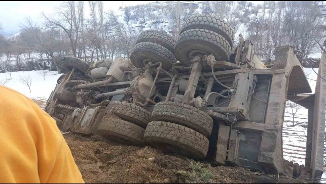 Hafriyat kamyonu şarampole devrildi: 1 yaralı