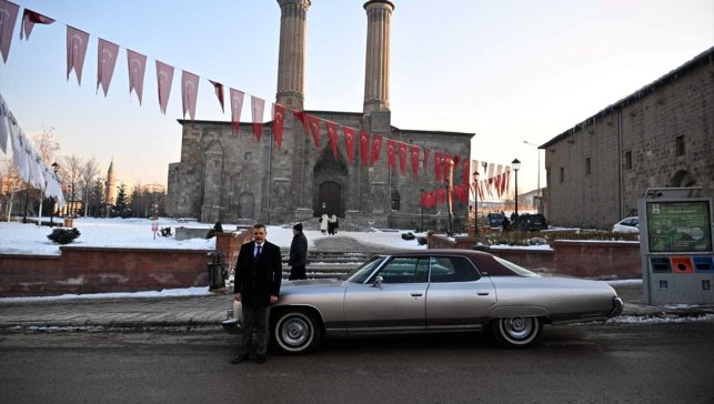 Erzurum Valisi Çiftçi, klasik otomobille şehir turu attı