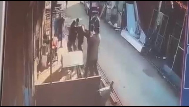 Erzincan'da iki esnaf arasında tekme tokatlı kavga güvenlik kamerasına yansıdı