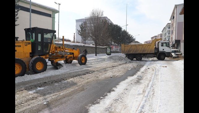 Belediye ekiplerinin kar temizlik mesaisi sürüyor