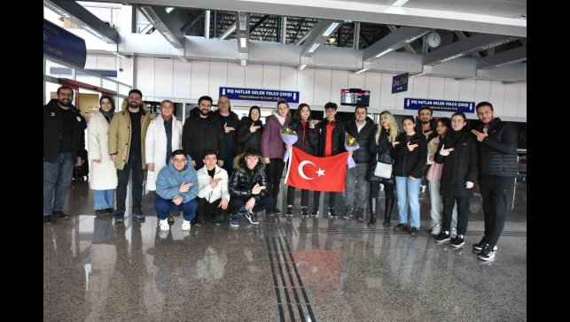 Avrupa üçüncüsü Rana Gözübüyük çiçeklerle karşılandı