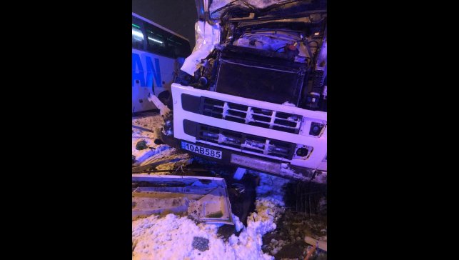 Bitlis'te tırla otobüsün çarpıştığı kazada 2 kişi yaralandı