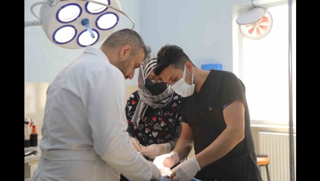 5 bacaklı dünyaya gelen kuzunun bir ayağı başarılı bir ameliyat ile alındı