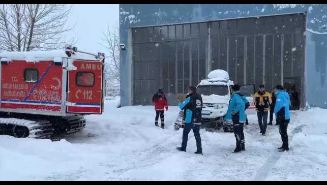 Muş'ta yolu kardan kapanan köydeki hasta zorlu mücadele ile hastaneye ulaştırıldı