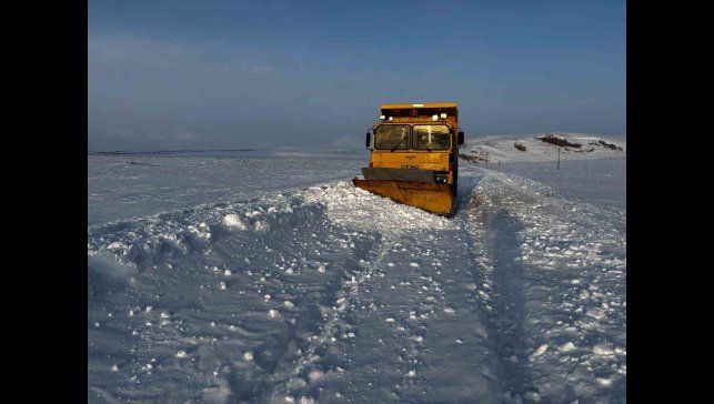 Ardahan'da kar ve buzlanma nedeniyle araçlar yolda kaldı