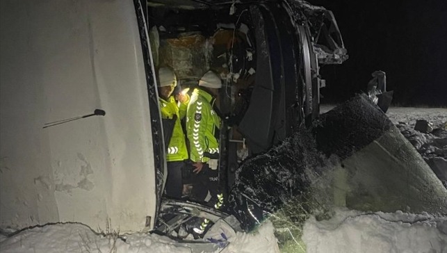 Erzurum'da yolcu otobüsünün devrildiği kazada 37 kişi yaralandı