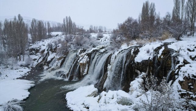 Muradiye Şelalesi'nin çevresi beyaza büründü