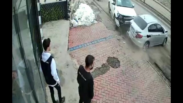 Hakkari'de otomobil park halindeki araca çarptı