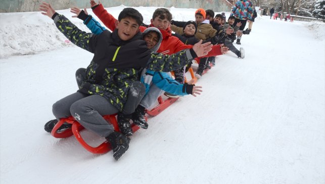 Kars'ta çocuklar eğitime verilen arada kızak keyfi yaşadı