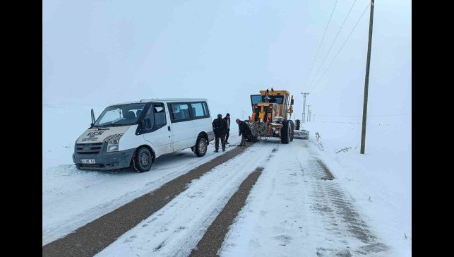 Yolda kalan araçlar belediye ekipleri tarafından kurtarıldı