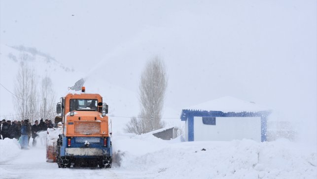 Bitlis Valisi Karakaya'dan karla mücadele ekiplerine tatlı ikramı