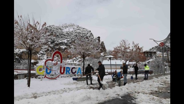 Çukurca Belediyesinden yol temizleme çalışması