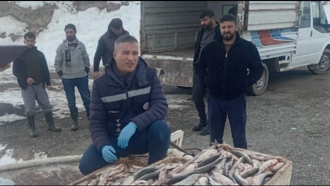 Erçek Gölü'nde kış balıkçılığı devam ediyor