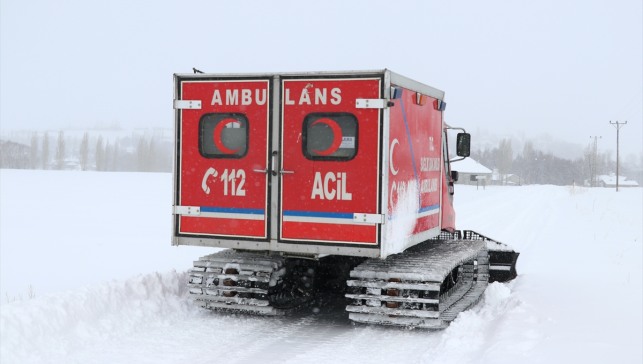 Ağrı'da kardan yolu kapanan köydeki hastaya paletli ambulansla ulaşıldı