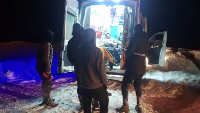 Kars'ta ekipler 1 metre karı aşarak hastayı hastaneye ulaştırdı
