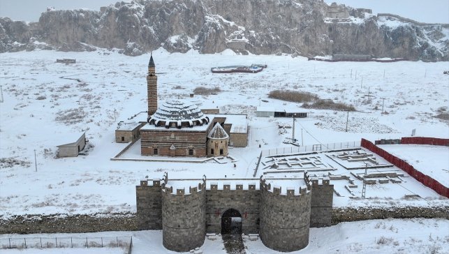 Van'ın tarihi yapıları karla kaplandı