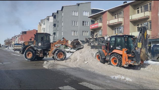 Ekipler tonlarca karı ilçe dışına taşıyor