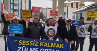 Ağrı Belediyesi'nde iş akdine son verilen işçiler görevlerine dönmeyi bekliyor