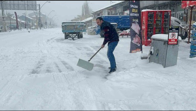 Ağrı'da kar yağışı etkili olmaya devam ediyor