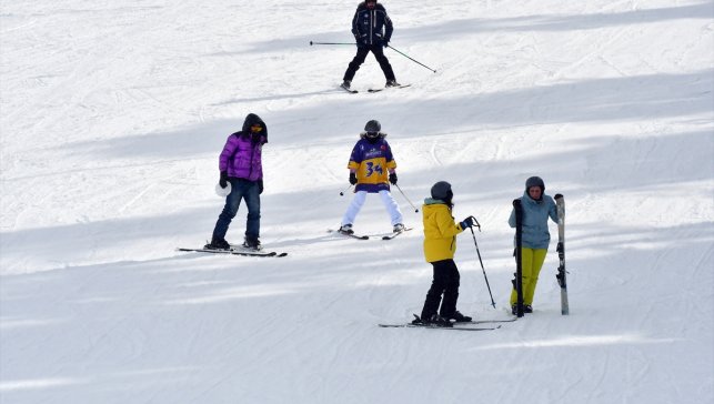 Sarıkamış Kayak Merkezi'nde hafta sonu yoğunluğu