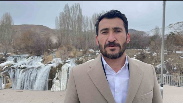 Muradiye Şelalesi'nde çöp toplayıp satranç oyandılar