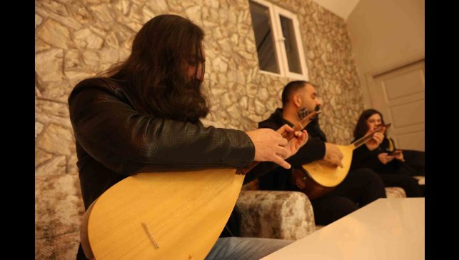 Elazığ'da 20 gönüllü öğretmenden "Fırat'ın Türküsü" korosu: TRT repertuvarındaki eserler seslendiriliyor