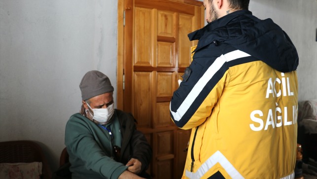 Ağrı'da sağlık ekipleri çetin kış şartlarına rağmen kırsaldaki hastalara ulaşıyor