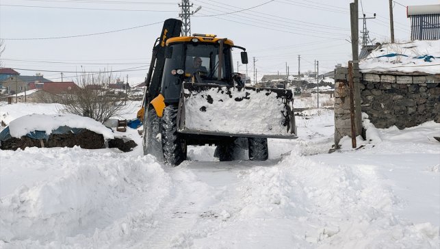 Ardahan'da kar nedeniyle kapanan köy yollarının açılmasına başlandı