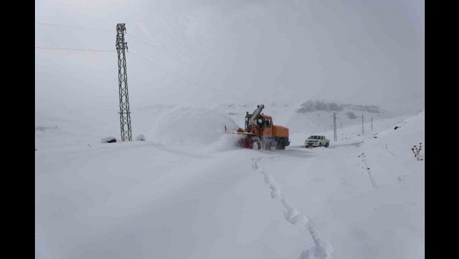 Iğdır'da kar ve tipi nedeniyle kapanan köy yolları ulaşıma açıldı