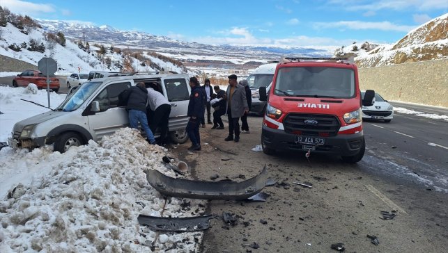 Bingöl'de otomobil ile hafif ticari aracın çarpıştığı kazada 4 kişi yaralandı
