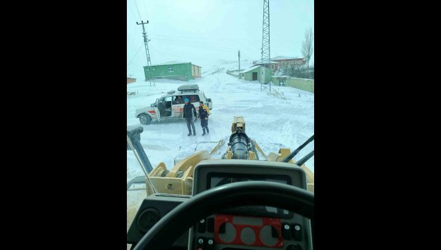 Köy yollarında kar temizliği