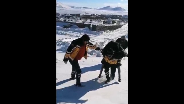 Kars'ta sağlık çalışanı yaşlı kadını sırtında ambulansa taşıdı