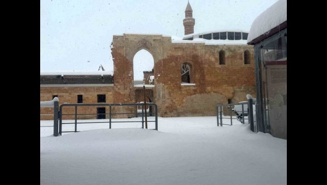 İshak Paşa Sarayı'nda kar temizleme çalışmaları sürüyor
