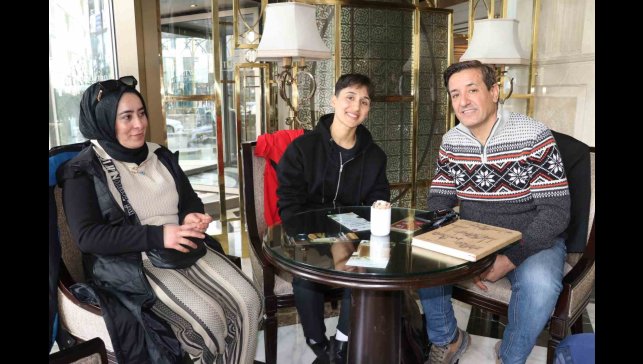 Gündüz yeşil sahalarda, akşamları düğünlerde sahne alıyor