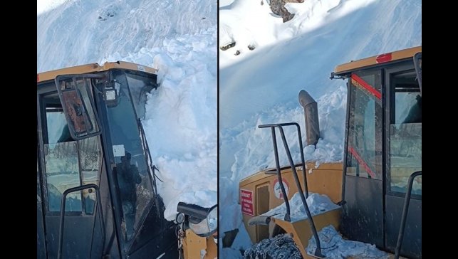 Hakkari'de iş makinesinin üzerine çığ düştü: Operatör yara almadan kurtuldu