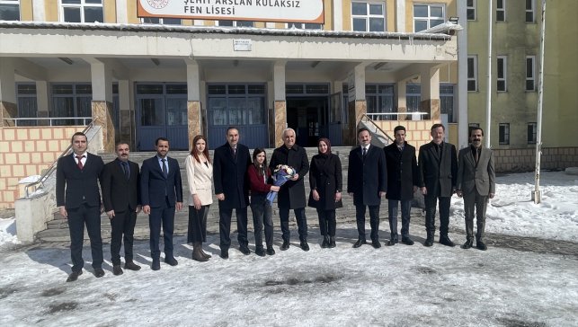 Muş Valisi Çakır, Malazgirt'te ziyaretlerde bulundu