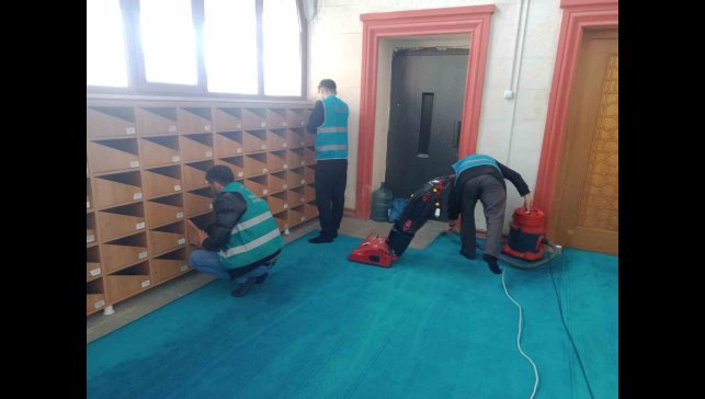 Hakkari'de yükümlüler cami temizledi