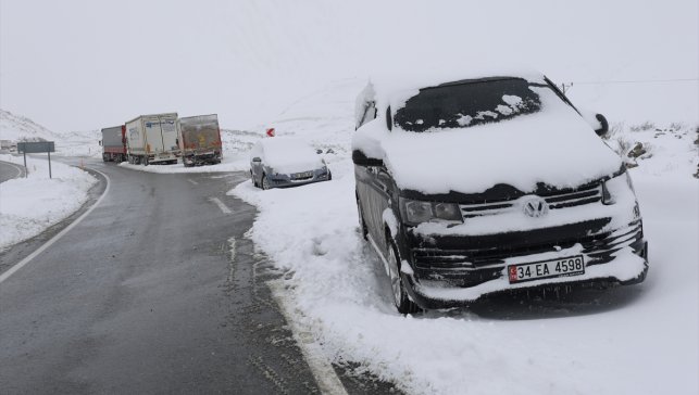 Ardahan, Iğdır ile Ağrı'da kar ve tipi nedeniyle 255 köy yolu ulaşıma kapandı