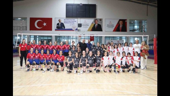 Hakkari'de Midi Kızlar Şampiyonası sona erdi