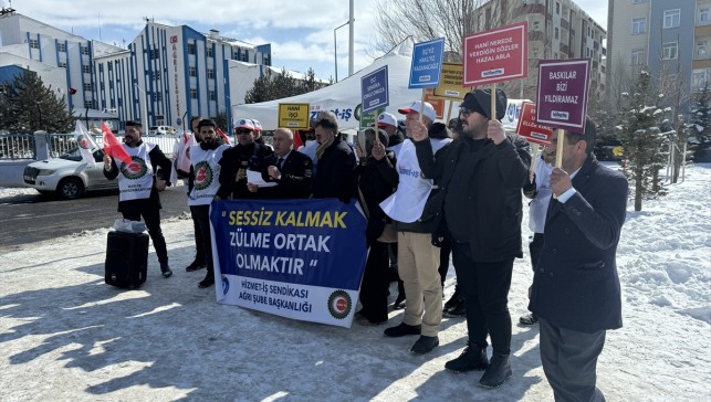 Ağrı Belediyesi'nde iş akdine son verilen işçiler nöbete başladı