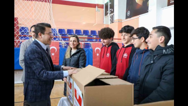 Tunceli'de, okullara spor malzemesi yardımı