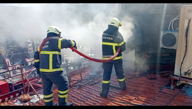 Lokantanın çatısında çıkan yangın söndürüldü